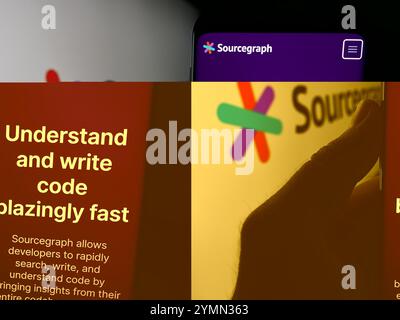 Deutschland. Juli 2024. In dieser Abbildung hält eine Person ein Mobiltelefon mit der Website des US-amerikanischen Code Intelligence-Unternehmens Sourcegraph Inc. Vor dem Logo. (Credit Image: © Timon Schneider/SOPA Images via ZUMA Press Wire) NUR REDAKTIONELLE VERWENDUNG! Nicht für kommerzielle ZWECKE! Stockfoto