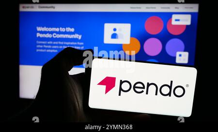 Deutschland. Juli 2024. In dieser Abbildung hält eine Person ein Smartphone mit dem Logo des US-Softwareunternehmens Pendo.io Inc. Vor der Website. (Credit Image: © Timon Schneider/SOPA Images via ZUMA Press Wire) NUR REDAKTIONELLE VERWENDUNG! Nicht für kommerzielle ZWECKE! Stockfoto