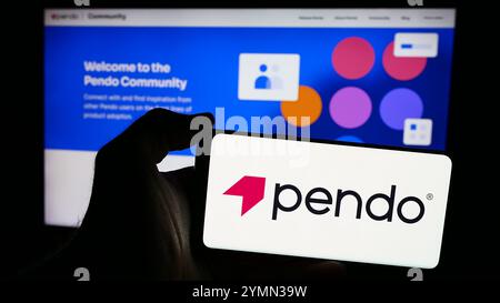 In dieser Abbildung hält eine Person ein Smartphone mit dem Logo des US-Softwareunternehmens Pendo.io Inc. Vor der Website. (Foto von Timon Schneider / SOPA Images/SIPA USA) *** ausschließlich für redaktionelle Nachrichtenzwecke *** Stockfoto