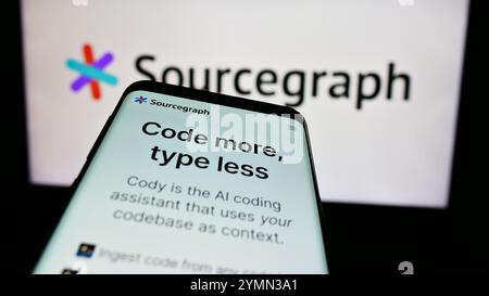 In dieser Abbildung ist ein Mobiltelefon mit der Webseite des US-amerikanischen Code Intelligence-Unternehmens Sourcegraph Inc. Vor dem Geschäftslogo zu sehen. (Foto von Timon Schneider / SOPA Images/SIPA USA) *** ausschließlich für redaktionelle Nachrichtenzwecke *** Stockfoto