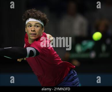 Malaga, Spanien. November 2024. Ben Shelton aus den USA im Kampf gegen Thanasi Kokkinakis aus Australien, während des Davis Cup Viertelfinals 2024 in der Palacio de Deportes Jose Maria Martin Carpena Arena in Malaga. Quelle: Isabel Infantes/Alamy Live News Stockfoto