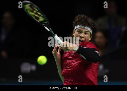 Malaga, Spanien. November 2024. Ben Shelton aus den USA im Kampf gegen Thanasi Kokkinakis aus Australien, während des Davis Cup Viertelfinals 2024 in der Palacio de Deportes Jose Maria Martin Carpena Arena in Malaga. Quelle: Isabel Infantes/Alamy Live News Stockfoto