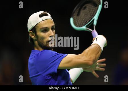 Malaga, Spanien. November 2024. Lorenzo Musetti, Italien, im Kampf gegen Francisco Cerundolo, Argentinien, beim Viertelfinale des Davis Cup 2024, im Palacio de Deportes Jose Maria Martin Carpena Arena in Malaga. Quelle: Isabel Infantes/Alamy Live News Stockfoto