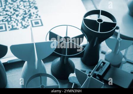Prototypenmodell der Raketenbombenspitze, gedruckt auf 3D-Drucker. Kleine Modelle von Heckflossen, Heckkonus gedruckt auf 3D-Drucker aus geschmolzenem Kunststoff auf Tisch. Neue, innovative Drucktechnologie Stockfoto