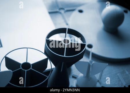 Prototypenmodell der Raketenbombenspitze, gedruckt auf 3D-Drucker. Kleine Modelle von Heckflossen, Heckkonus gedruckt auf 3D-Drucker aus geschmolzenem Kunststoff auf Tisch. Neue, innovative Drucktechnologie Stockfoto