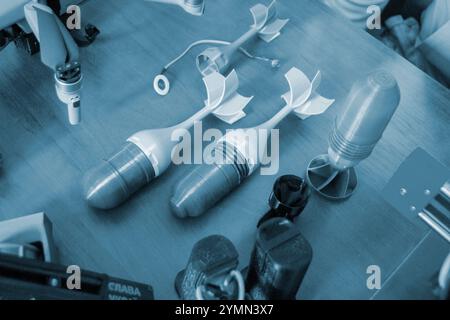 Prototypenmodell der Raketenbombenspitze, gedruckt auf 3D-Drucker. Kleine Modelle von Heckflossen, Heckkonus gedruckt auf 3D-Drucker aus geschmolzenem Kunststoff auf Tisch. Neue, innovative Drucktechnologie Stockfoto