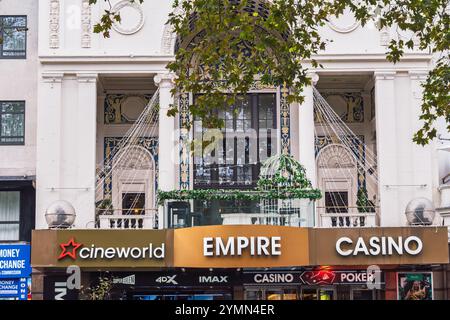 Außenansicht des Empire Theater am Leicester Square in London, Großbritannien, einschließlich Cineworld Kino und Empire Casino. Stockfoto
