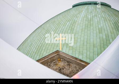 Die Berliner Sankt Hedwigs-Kathedrale soll am Sonntag nach rund sechsjaehriger Umbauzeit wiedereroeffnet werden. Foto vom 21.11.2024, Kuppel der Kathedrale. Bis Anfang Januar sind mehrere Gottesdienste, Fuehrungen und Konzerte geplant, teilte das Erzbistum Berlin mit. Der weitgehend abgeschlossene Umbau des markanten Kirchenbaus in Berlins historischem Zentrum soll am Ende rund 44,2 Millionen Euro Kosten und befinde sich damit im 2016 errechneten Kostenrahmen von 40 Millionen Euro. Siehe epd-Meldung vom 21.11.2024 *** Lokale Beschriftung *** 00515987 NUR REDAKTIONELLE VERWENDUNG *** Berlins St. Hedwigs Cathed Stockfoto