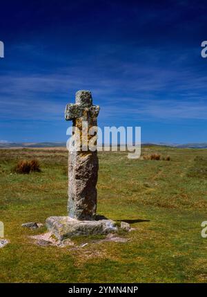 Sehen Sie sich das restaurierte mittelalterliche Wegkreuz mit einem bronzezeitlichen runden Steinhaufen hinten rechts an, Holne Moor, Dartmoor, Devon, England, UK. Stockfoto