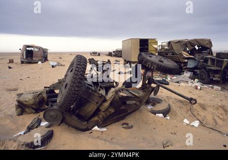 1. Golfkrieg: 11. März 1991 eine irakische ZPU-4 14,5mm Quad Schlepper Anti-Aircraft Machine Gun liegt auf ihrer Seite zwischen den Trümmern eines irakischen Militärkonvois an der Route 801, der Straße nach um Qasr im Nordosten Kuwaits. Stockfoto