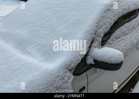 Vorbereitung des Fahrzeugs auf die Arbeit, Schneeräumung vom Auto, Entfernung von Eis aus dem Auto Stockfoto