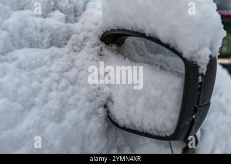 Vorbereitung des Fahrzeugs auf die Straße, Schneeräumen, Entfrosten der Spiegel, Entfernen von Eis aus den Spiegeln, Entfernen von Schnee aus den Spiegeln Stockfoto