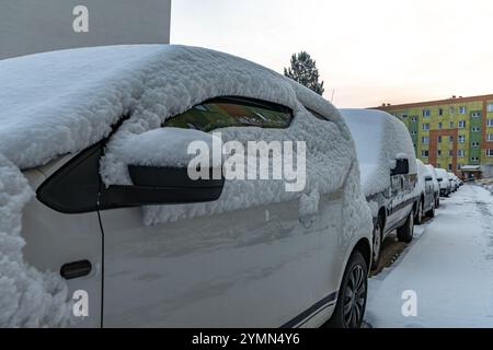 Vorbereitung des Fahrzeugs auf die Arbeit, Schneeräumung vom Auto, Entfernung von Eis aus dem Auto Stockfoto