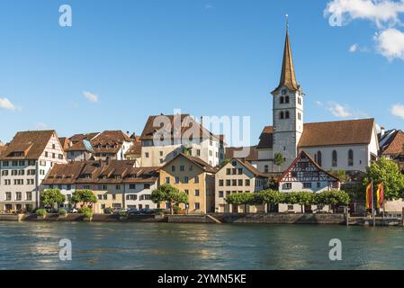 Blick über den Rhein in die mittelalterliche Altstadt von Diessenhofen, Kanton Thurgau, Schweiz Stockfoto