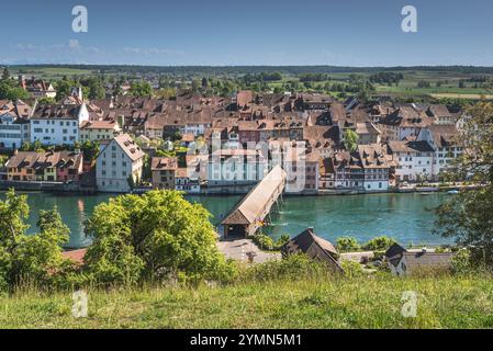 Blick auf die mittelalterliche Altstadt von Diessenhofen mit historischer Holzbrücke, Kanton Thurgau, Schweiz Stockfoto