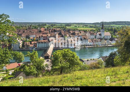 Blick auf die mittelalterliche Altstadt von Diessenhofen mit historischer Holzbrücke, Kanton Thurgau, Schweiz Stockfoto