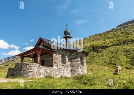 Historische Steinkapelle auf dem Gipfel des Klausenpasses, Spiringen, Kanton URI, Schweiz Stockfoto