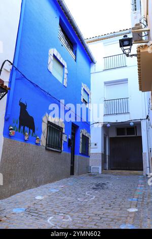 Chella, Valencia, Spanien - 26. Oktober 2024: Enge Straße mit Bullengraffiti in der Altstadt von Chella Stockfoto