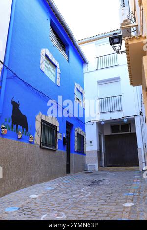 Chella, Valencia, Spanien - 26. Oktober 2024: Enge Straße mit Bullengraffiti in der Altstadt von Chella Stockfoto
