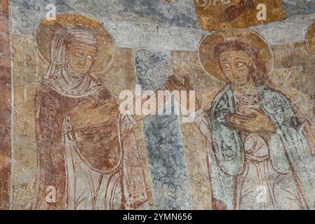 Romanisches Fresko der Jungfrau Maria und des Heiligen Johannes in der Kirche Övraby, Schweden, 16. Juli 2021 Stockfoto