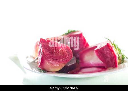 Eingelegter Kohl mit Rüben und Karotten, auf einem Teller, isoliert auf weißem Hintergrund. Stockfoto