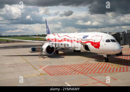 LOT Polish Airlines flog am 1. September 2021 auf dem Asphalt des Warschauer Chopin-Flughafens in Warschau, der Hauptstadt Polens Stockfoto