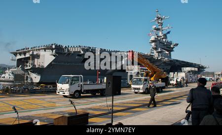 Yokosuka, Japan. November 2024. Die USS George Washington (CVN-73) trifft am Freitag, den 22. November, bei der Flottenaktivitäten Yokosuka in Kanagawa, Japan, ein. 2024. Foto: Keizo Mori/UPI Credit: UPI/Alamy Live News Stockfoto