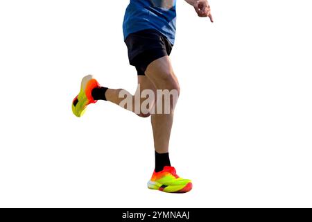 Nahaufnahme Beine männlicher Läufer in hellen Laufschuhen isoliert auf weißem Hintergrund Stockfoto