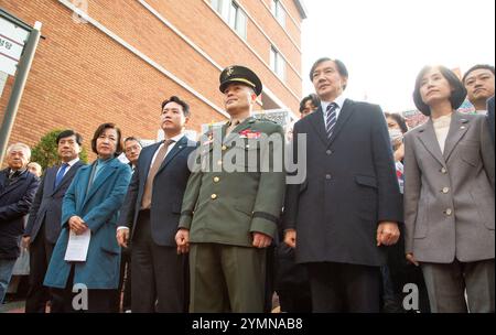 Park Jung-Hun, 21. November 2024: Colonel Park Jung-Hun (3. R), ehemaliger Chief Investigator des Marine Corps, erscheint vor dem Kriegsgericht der Zentralregion in Seoul, Südkorea, vor einer Anhörung über die Vorwürfe der Ungehorsam gegenüber den Anweisungen seines Vorgesetzten bezüglich einer internen Untersuchung des Todes eines Marinekorps Chae Su-Geun, der während einer Suche nach vermissten Überschwemmungsopfern im Juli 2023 von einem Flut wurde. Cho Kuk (2. R), Führer der Wiederaufbau-Korea-Partei, und andere Gesetzgeber der Oppositionsparteien werden gesehen. Col. Park wurde von Militärstaatsanwälten unter der Marine angeklagt Stockfoto