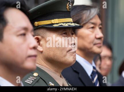 Park Jung-Hun, 21. November 2024: Colonel Park Jung-Hun (2. L), ehemaliger Chief Investigator des Marine Corps, erscheint vor dem Kriegsgericht der Zentralregion in Seoul, Südkorea, vor einer Verhandlung über die Vorwürfe der Ungehorsam gegenüber den Anweisungen seines Vorgesetzten bezüglich einer internen Untersuchung des Todes eines Marinekorps Chae Su-Geun, der während einer Suche nach vermissten Überschwemmungsopfern im Juli 2023 von einem Flut wurde. Cho Kuk (3. L), Führer der Wiederaufbau-Korea-Partei, wird gesehen. Col. Park wurde von Militärstaatsanwälten unter dem Kommandanten des Marine Corps beschuldigt, gegen den Marine Cor verstoßen zu haben Stockfoto