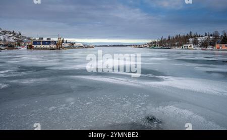 Lastkähne und Hausboote auf dem gefrorenen Great Slave Lake bei Yellowknife, Northwest Territories, Kanada Stockfoto