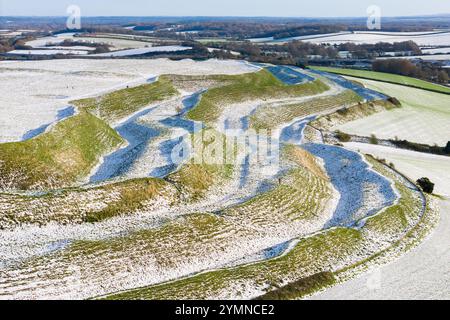 Maiden Castle, Dorchester, Dorset, Großbritannien. November 2024. Wetter in Großbritannien. Im historischen Maiden Castle Hill Fort in Dorchester in Dorset liegt an einem kalten, sonnigen Morgen nach dem starken Schneefall von gestern noch Schnee. Bildnachweis: Graham Hunt/Alamy Live News Stockfoto