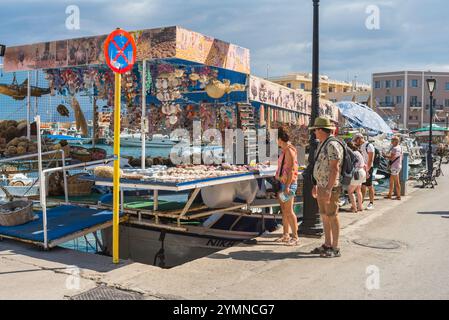 Einkaufsmöglichkeiten auf Kreta, Blick auf Touristen, die in einem schwimmenden Souvenirladen in der Altstadt venezianischem Hafenviertel von Chania (Hania), Kreta, Griechenland, stöbern Stockfoto