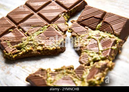 Bayern, Deutschland - 22. November 2024: Eine Nahaufnahme der Dubai-Schokolade. Eine perfekte Kombination aus cremiger Milchschokolade und einer einzigartigen Pistazienfüllung, inspiriert von orientalischer Dessertkultur *** die Dubai-Schokolade in Nahaufnahme. Eine perfekte Kombination aus cremiger Milchschokolade und einer einzigartigen Pistazienfüllung, inspiriert von der orientalischen Dessertkultur Stockfoto