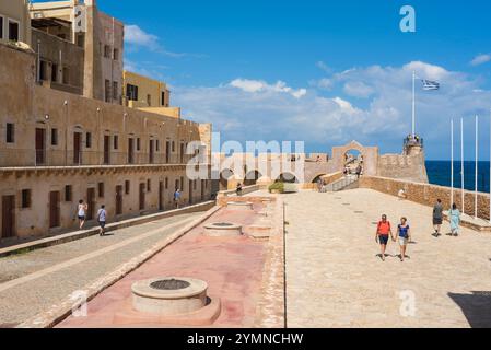 Chania Marinemuseum, im Sommer sehen Sie Menschen, die die alte venezianische Marinegarnison - oder Firkas - hinter dem Marinemuseum, Chania Hafen, Kreta erkunden Stockfoto