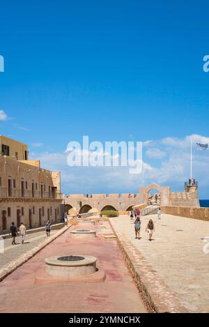 Chania Marinemuseum, im Sommer sehen Sie Menschen, die die alte venezianische Marinegarnison - oder Firkas - hinter dem Marinemuseum, Chania Hafen, Kreta erkunden Stockfoto