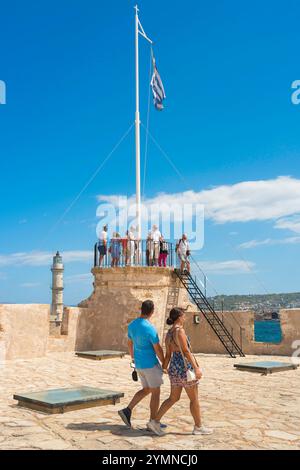 Chania Marinemuseum, im Sommer sehen Sie Menschen, die die alte venezianische Marinegarnison - oder Firkas - hinter dem Marinemuseum, Chania Hafen, Kreta erkunden Stockfoto