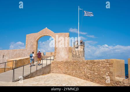 Chania Marinemuseum, im Sommer sehen Sie Menschen, die die alte venezianische Marinegarnison - oder Firkas - hinter dem Marinemuseum, Chania Hafen, Kreta erkunden Stockfoto