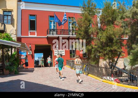 Chania Marinemuseum, Ansicht der Menschen, die sich dem Eingang zum Marinemuseum in Chania (Hania), Kreta, Griechenland nähern Stockfoto