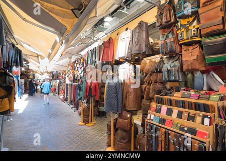 Chania Crete Market, im Sommer sehen Sie, wie Menschen den berühmten Ledermarkt (Odhos Skridhlof) in der malerischen Altstadt von Chania Kreta erkunden Stockfoto