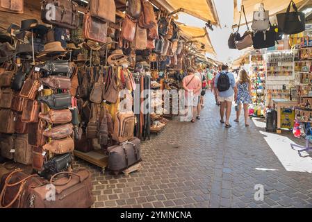 Chania Crete Market, im Sommer sehen Sie, wie Menschen den berühmten Ledermarkt (Odhos Skridhlof) in der malerischen Altstadt von Chania Kreta erkunden Stockfoto