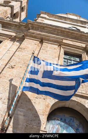 Griechische Flagge, Ansicht der griechischen Nationalflagge an der Fassade der Kathedrale in Chania (Hania), Kreta, Griechenland Stockfoto