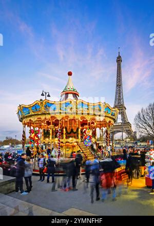 KARUSSELL IN DER NÄHE DES TROCADERO UND DES EIFFELTURMS IN DER ABENDDÄMMERUNG IN PARIS, FRANKREICH Stockfoto