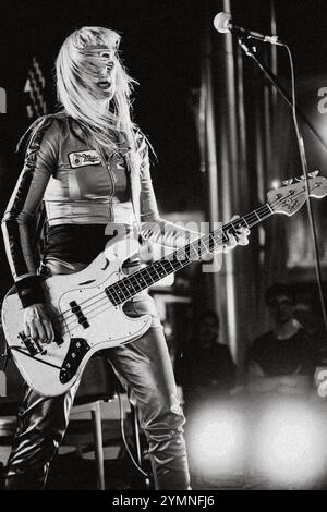 Dieses Foto wurde während eines Underground-Metal-Konzerts in Montevideo aufgenommen. Stockfoto