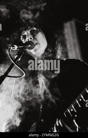 Dieses Foto wurde während eines Underground-Metal-Konzerts in Montevideo aufgenommen. Stockfoto