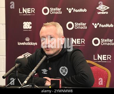 Tynecastle Park Edinburgh Schottland Großbritannien 22 Nov 24 Hearts Cheftrainer Neil Critchley während der Pressekonferenz für das Celtic Match . Quelle: eric mccowat/Alamy Live News Stockfoto