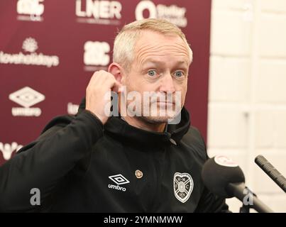 Tynecastle Park Edinburgh Schottland Großbritannien 22 Nov 24 Hearts Cheftrainer Neil Critchley während der Pressekonferenz für das Celtic Match . Quelle: eric mccowat/Alamy Live News Stockfoto