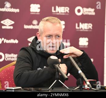 Tynecastle Park Edinburgh Schottland Großbritannien 22 Nov 24 Hearts Cheftrainer Neil Critchley während der Pressekonferenz für das Celtic Match . Quelle: eric mccowat/Alamy Live News Stockfoto