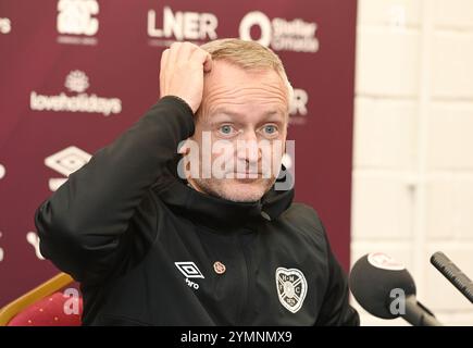 Tynecastle Park Edinburgh Schottland Großbritannien 22 Nov 24 Hearts Cheftrainer Neil Critchley während der Pressekonferenz für das Celtic Match . Quelle: eric mccowat/Alamy Live News Stockfoto