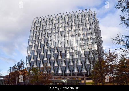 London, Großbritannien. November 2024. Allgemeine Sicht der US-Botschaft nach kontrollierter Explosion eines verdächtigen Pakets. Quelle: SOPA Images Limited/Alamy Live News Stockfoto